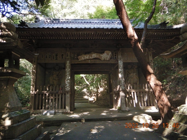 第７１番弥谷寺に到着したが本堂はまだまだ階段を上がる。