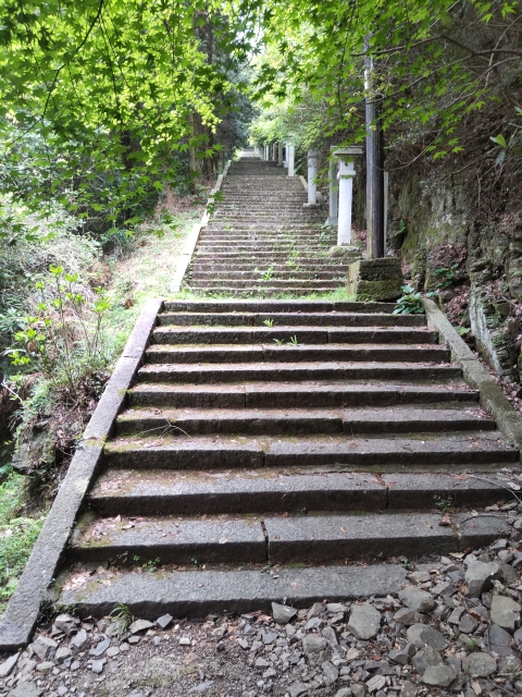 白峰寺までの長い階段