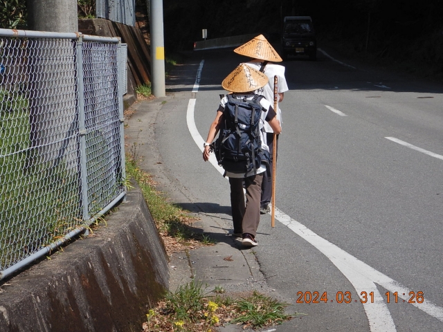 前を歩く遍路さん