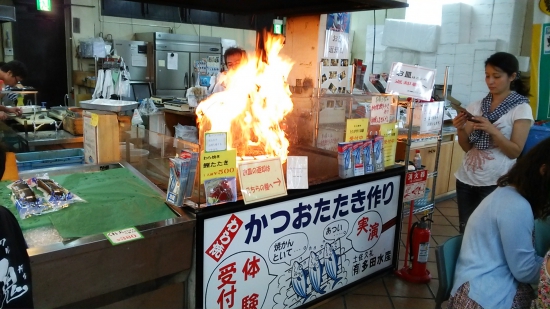 カツオのタタキの実演♪500円でパックを買って試食。タタキ用のだしがついていましたが、奥方はポン酢がいいとか…まぁ好みですがね。わたしはこのだしがよかったです♪