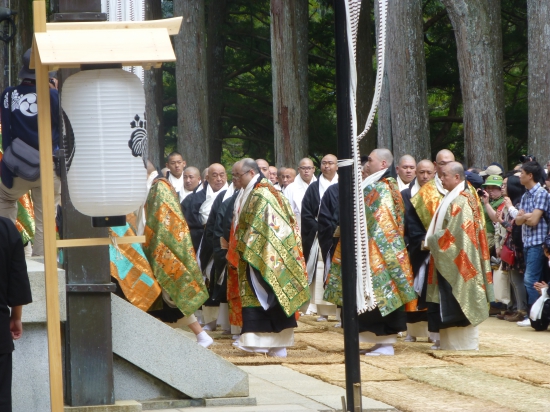 金堂・・舎利会です