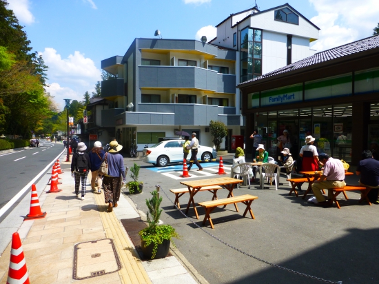 中門をでて右、すぐのところにありますよ。昼食。