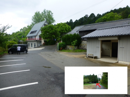 車遍路のかたへ・・本堂近くに駐車場あります。手前の山門ちかくの空き地を越してください。