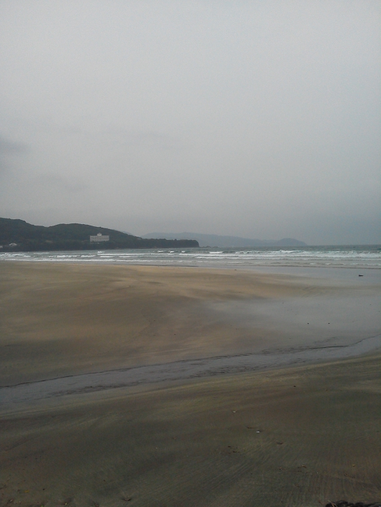 大岐海岸です。波打ち際を歩くと砂が締まっていて歩きやすいです。