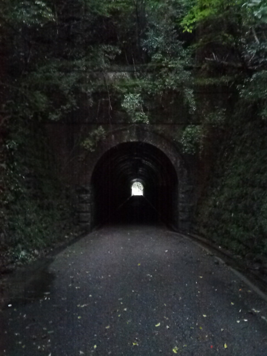 熊井トンネルです。曇り空だったので薄暗くて、ちょっとコワいかもです。