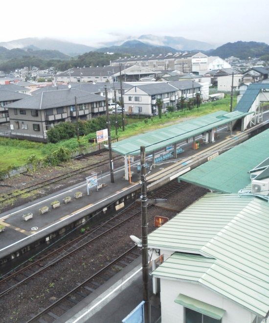 ダイワホテルの部屋から土佐山田駅のホームがよく見えます