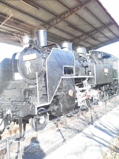 福栄小学校の向かいに蒸気機関車の展示がありました。