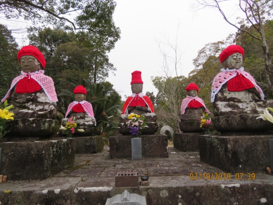 竹林寺の五智如来です。お揃いのユニホームを着て、うれしそうです。