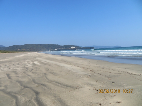 帰りも大岐の浜を歩きました。サーファーは１人だけでした。