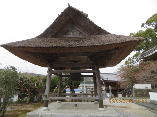 茅葺きの鐘楼は八十八ヶ寺のうちでは唯一。ちょっと離れたところにあるので、つくのをよく忘れます。