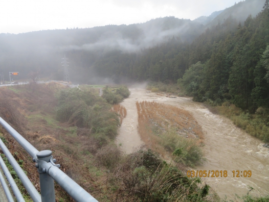 雨で水量が多い小田川。水しぶきなのか、靄なのかわからない状態です。