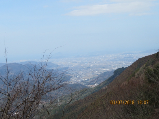 三坂峠からの眺めです。曇り空で霞んでいました。