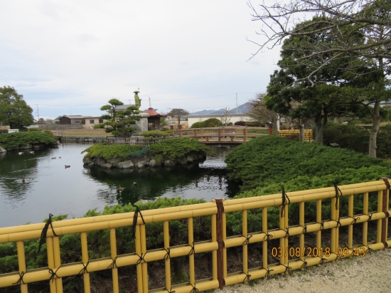 杖ノ淵は静かで綺麗な公園でした。中央の島にお大師様がおられます。