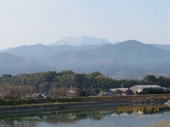 中山川から石鎚山を望みます。