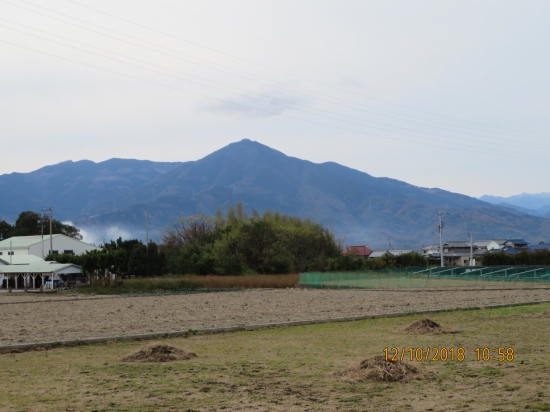 阿波山川駅近くから高越山を望みます。前に登った時のことを思い出します。