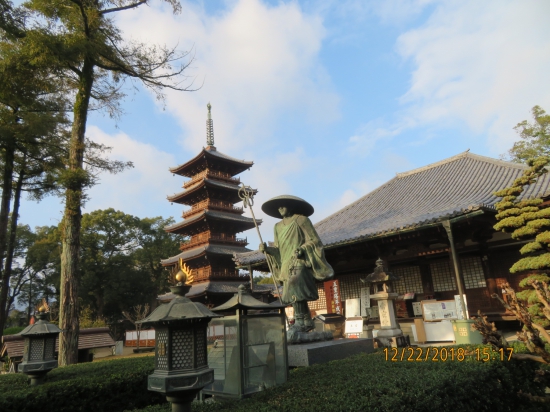 本山寺の修行大師と本堂、五重の塔です。五重の塔はスッキリとした姿でステキです。