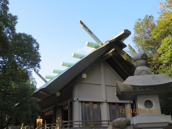 宇夫階神社です。風格があります。境内にあるうどん屋さんは営業前でした。