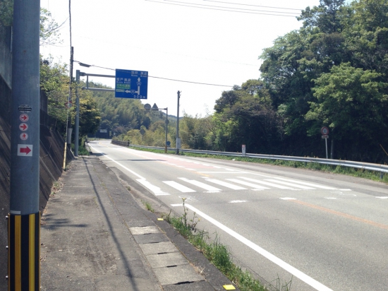 海側のルートで行くことにしたので、今度は、ここで右へ横断。ここは見通しが良いので、まだ怖くない。