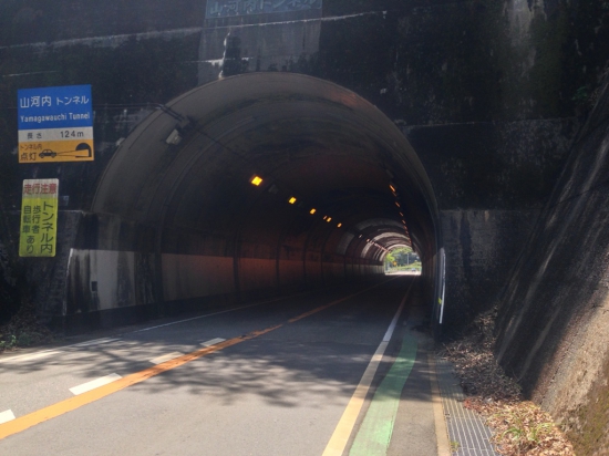 やっぱり、車道と歩道の間に柵がないと怖いですね・・・