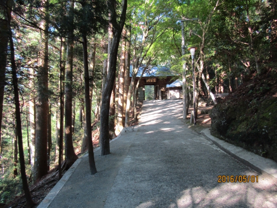 鶴林寺、朝の掃除をする寺の方と元気に、おはようございます、しました。