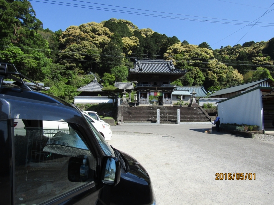 犬どうし吠えあうのも、これまた出会いの一つで、平等寺ご近所の皆さま、お許し下され。