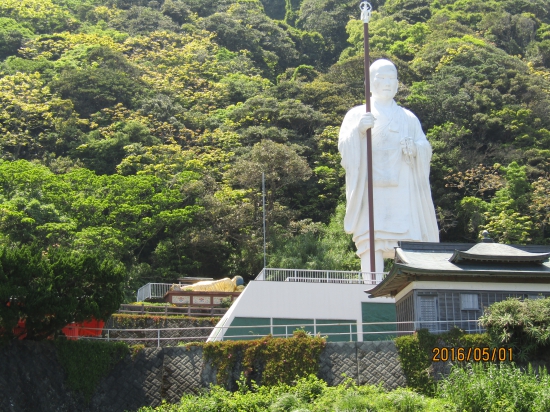 お大師様、そんなにでかくて、雷様、怖くないのかなー。