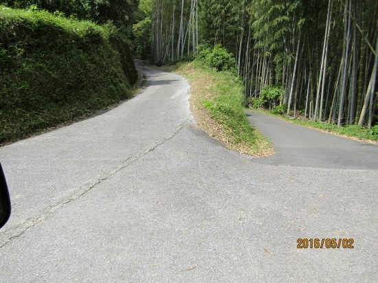 清瀧寺に登る山道、ウソーこんな道、普通車のワゴン車が通れるなんて\"く(\"\"0\"\")>なんてこった！！\"
