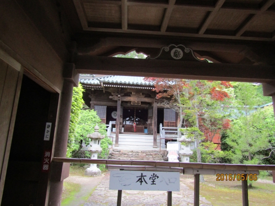 左へ進む回廊を通って正面の根香寺本堂へ行ける。