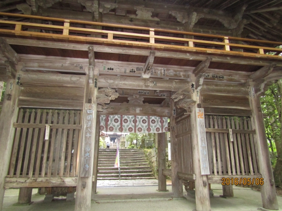 大窪寺、二天門、奥に本堂が見うる。