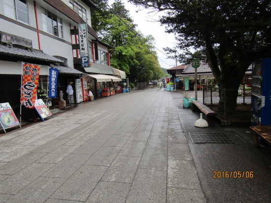 左のお店の並びが切れた先の緑の中に、大窪寺二天門が有ります。