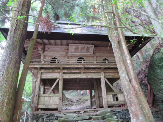 大師堂奥の山道へ・・ここから　奥の院へ　（仁王門）