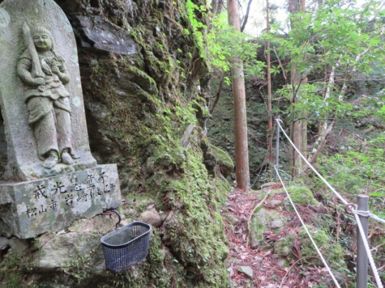 結構　険しい所を登ります。登山靴履いてきて　良かった！