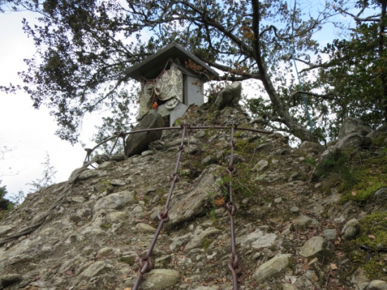 木のハシゴを登りきった所が、また、非常に怖かった。足場は崩れそうで、ここで落ちたら～・・なんて一人で思いました。夫は、まだハシゴを登ってきてましたから。また鎖にしがみついて登って頂上です。これが白山大権現なんですね。今思い出すと　怖くてお参りもして来てませんでした。写真は撮れたのに・・(≧∇≦)