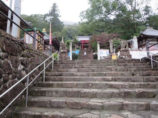 一番上に見える赤いのは、神社