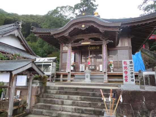 神社の下に有る　本堂