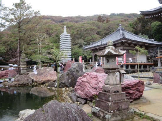 奥に見えるのは　愛染堂と石塔