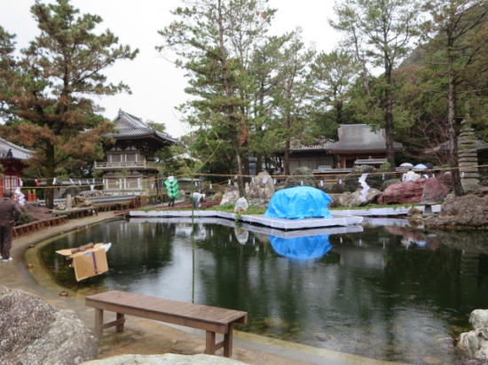 鐘楼　　二層式で、外からは鐘が見えない造り。・・（奥の二階建て）写真は撮ったものの　何かな～と思っていた。何で奥の方に有るの？