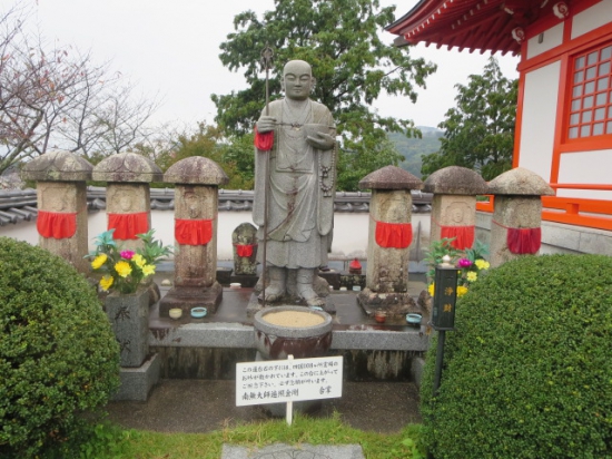 この前の蓮台石の下に　四国八十八ヶ所霊場の　お砂が敷かれています。台に上がって祈念すると、必ず念願が叶うそうです。