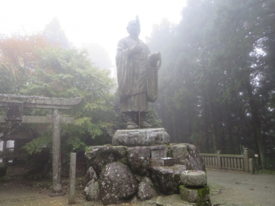 大師像　霧でお顔が見えません。