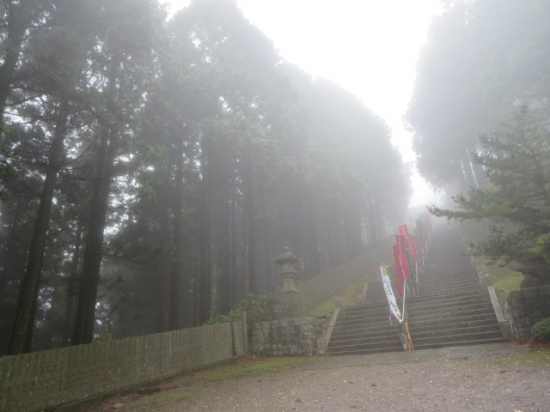 正面　石段を上ります。