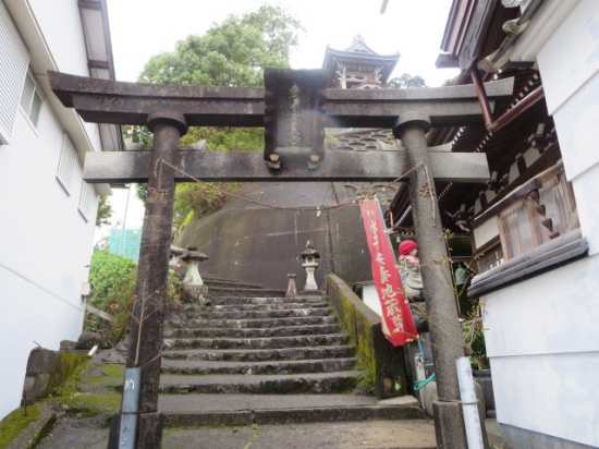 大師堂の脇の細い道を抜けて石段へ