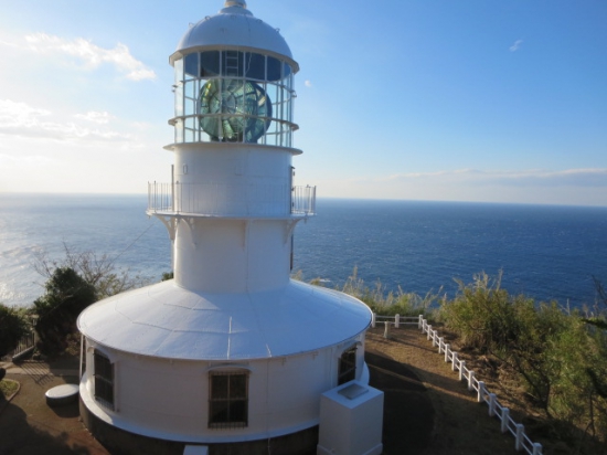 境内から少し降りたところに四国最南端に位置する「室戸岬灯台」・・太平洋をバックに　すてきな景色