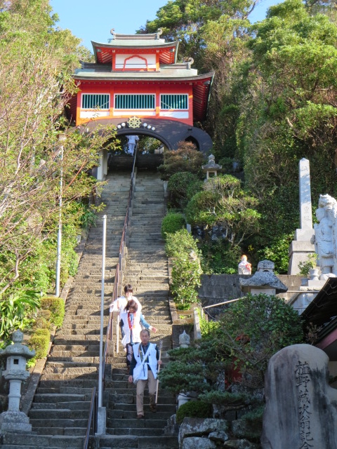 朱塗りの鐘楼門　　鮮やかで下から見るとビックリ！