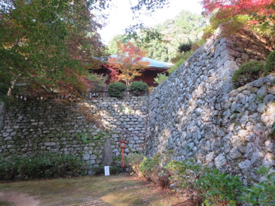 見事な石垣　松山藩寺社奉行によって普請された築城方式による石積
