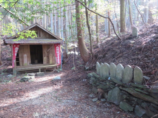 登り途中に　使ってなさそうな小屋？昔歩き遍路さんの宿坊だったかな？