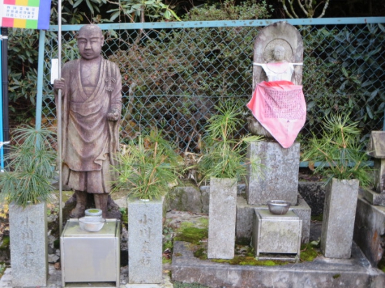 星供大師　・・右手に剣、左手に巻物