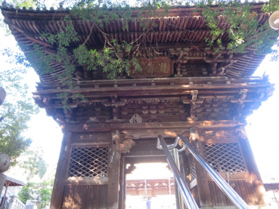 四天王門　立派！・・　大山寺に入る道沿いに一の門、民家を抜けて二の門（二王門）、　境内の入り口が三の門（四天王門）