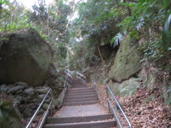 大きな岩があちこちに・・大岩の割れ目が道になったような気がしました。