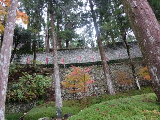 こんな石積みの上にお寺は有りました。