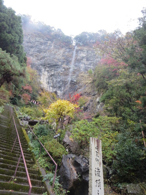 お寺に向かう途中に　「潅頂ヶ滝 」